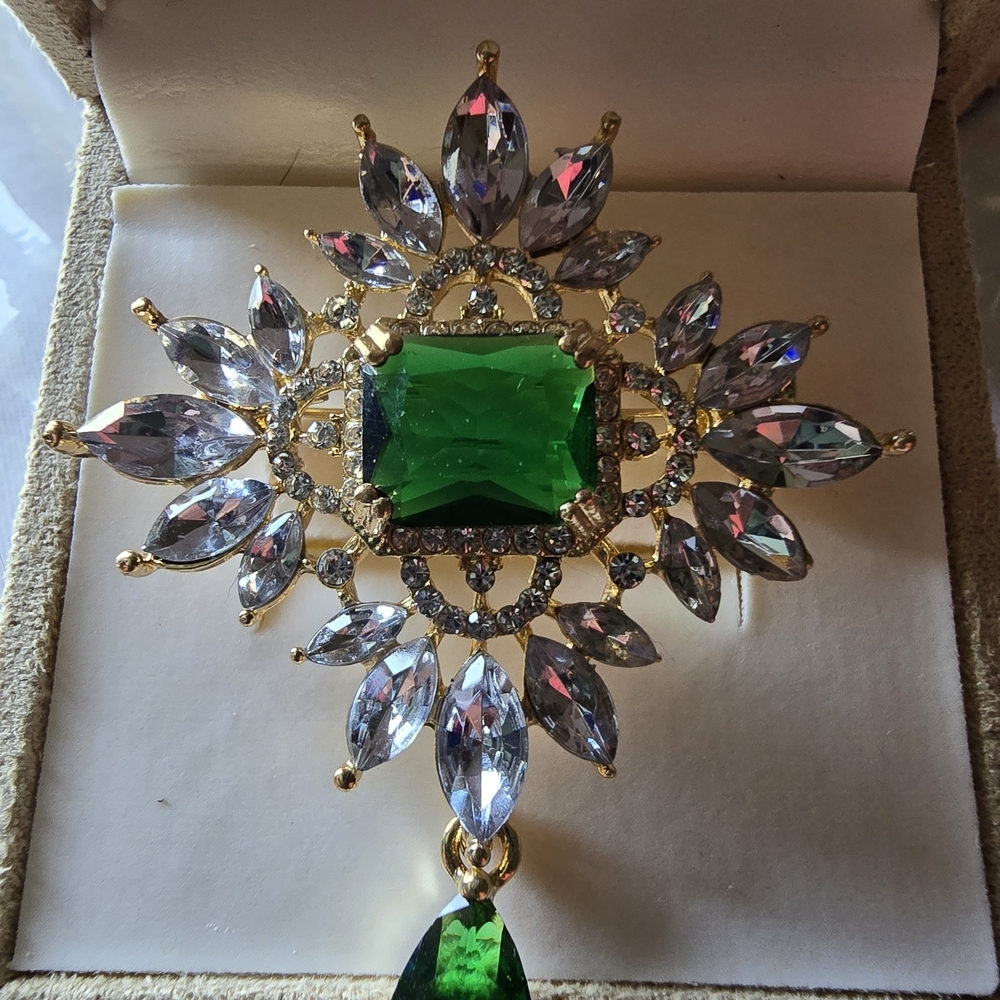 Elegant Green and Gold Brooch - Picture 1 of 2